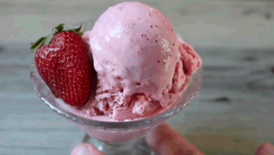 GIFs de sorvete de morango - 27 animações deliciosas