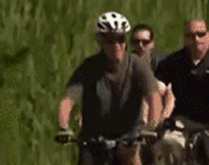Biden fällt vom Fahrrad GIF