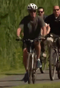 Biden fällt vom Fahrrad GIF