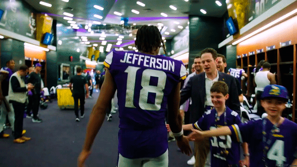 jj-football-34-justin-jefferson-high- five-acegif