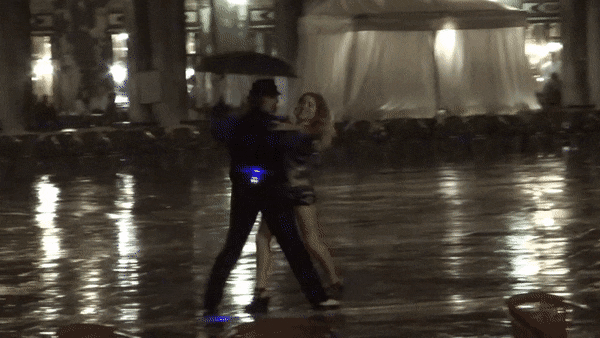 GIFy z tańcem w deszczu