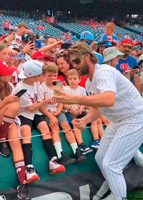 58-bryce-harper-put-a-smile-on-this-young-fan’s-face-usagif