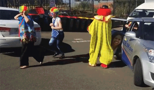 coche-payaso-2-lots-of-clowns-from-clown-car-usagif